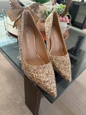 Glitter Pointed-Toe Pumps in Gold